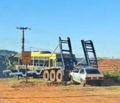 Imagem da notícia Gol bate na traseira de carreta estacionada e fica destruído em Cassilândia